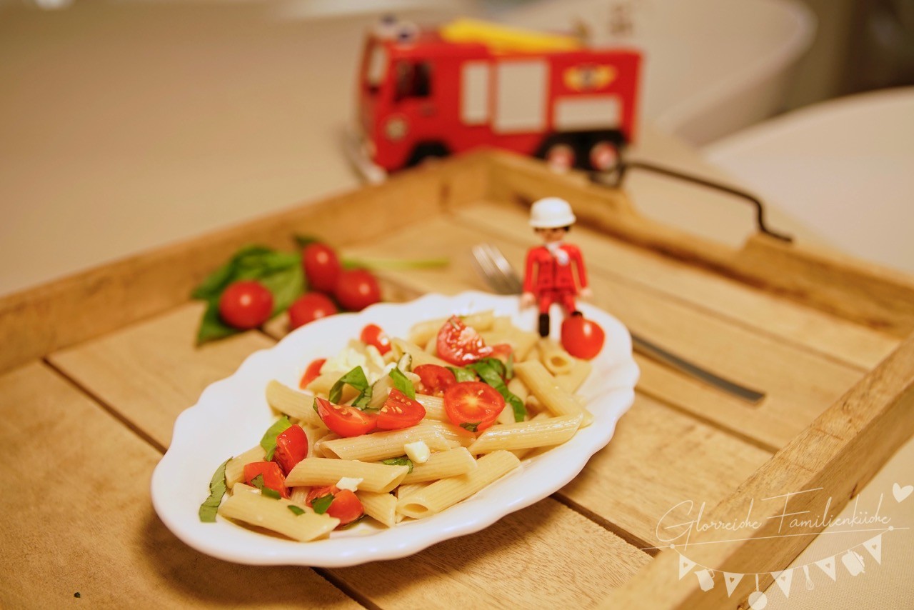 Penne mit frischen Tomaten und Mozzarella Gericht Glorreiche Familienküche